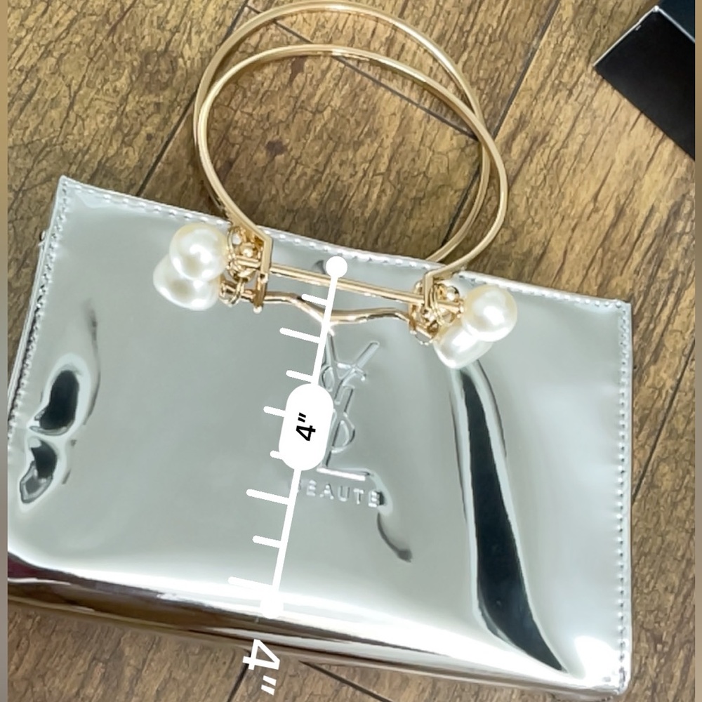 Yves Saint Laurent - Picture 9 of 10